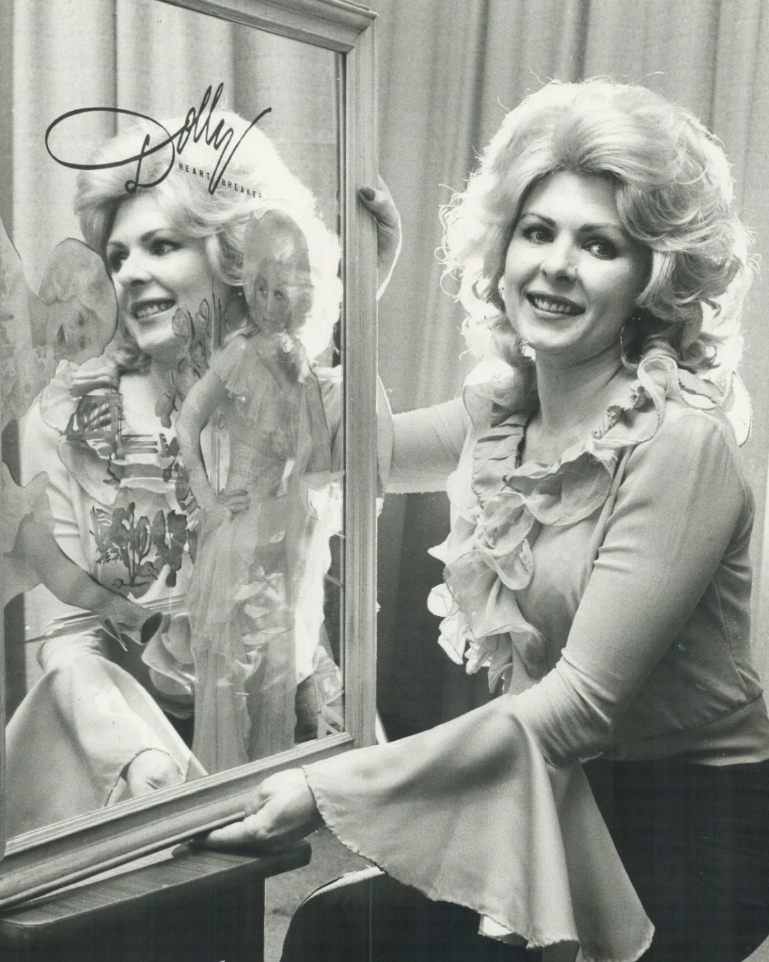 En 1979, Angie Huntley, de 33 años, ganó un concurso de imitadoras de Dolly Parton en Toronto, Canadá. Crédito: Jim Wilkes/Toronto Star/Getty Images.