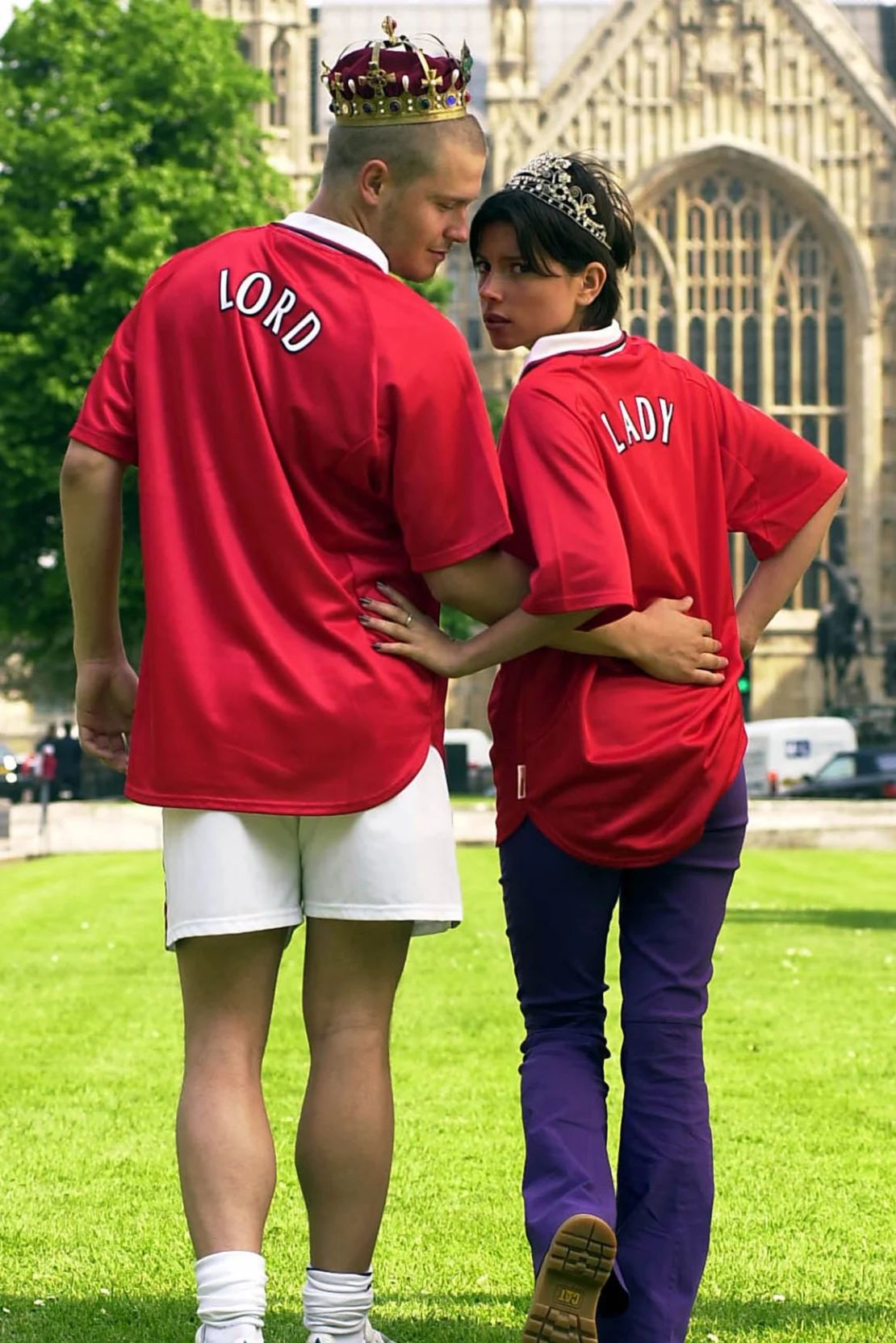 Andy Harmer y Camilla Shadbolt, fotografiados aquí en 2000, trabajaron como imitadores profesionales de David y Victoria Beckham, y enfrentaron elogios o acoso dependiendo de cuán populares fueran sus contrapartes famosas. Crédito: Fiona Hanson/PA Images/Getty Images.