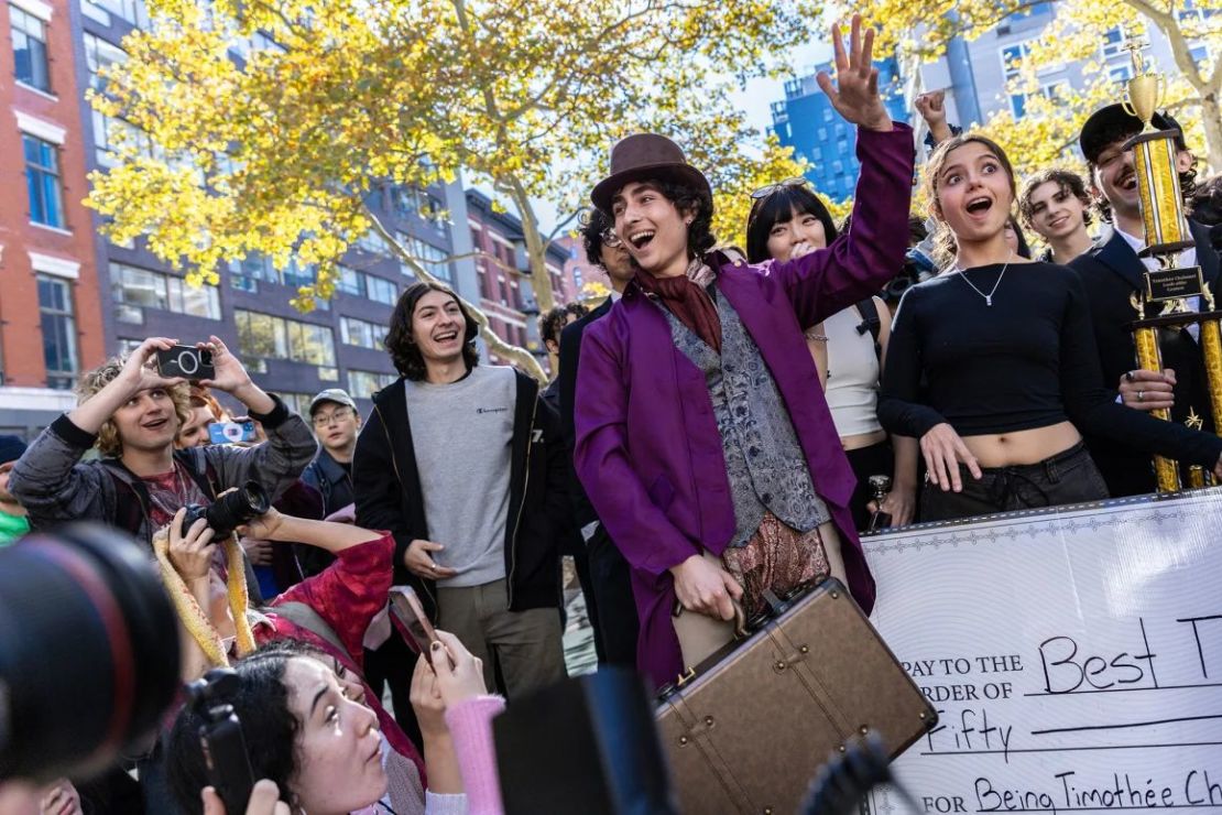 Miles Mitchell, de 21 años, ganó el concurso de dobles de Timothée Chalamet en Nueva York en octubre. Crédito: Stefan Jeremías/AP.