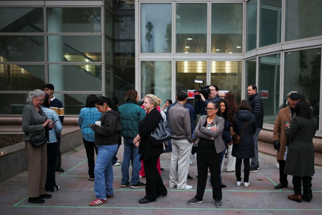 La gente espera en fila para ingresar al Tribunal Oeste de Van Nuys antes de la audiencia de estado. Crédito: Daniel Cole/Reuters.