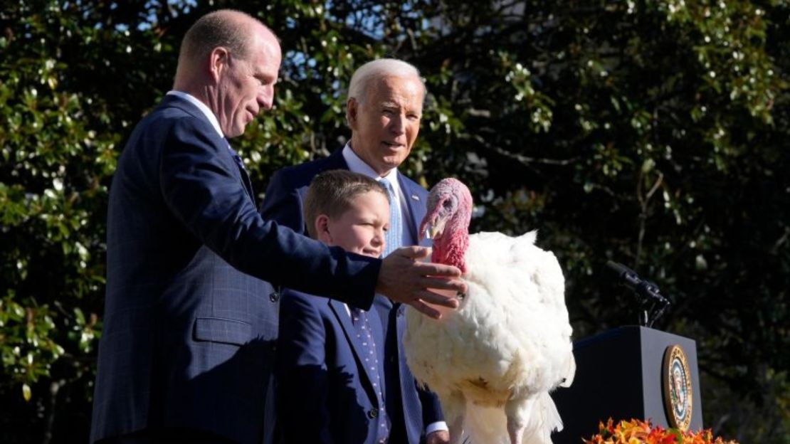 El presidente Joe Biden con John Zimmerman, presidente de la Federación Nacional de Pavos, y el hijo de Zimmerman, Grant, después de indultar al Pavo Nacional de Acción de Gracias, "Peach", durante una ceremonia en el Jardín Sur de la Casa Blanca en Washington, el lunes 25 de noviembre. Crédito: Mark Schiefelbein/AP