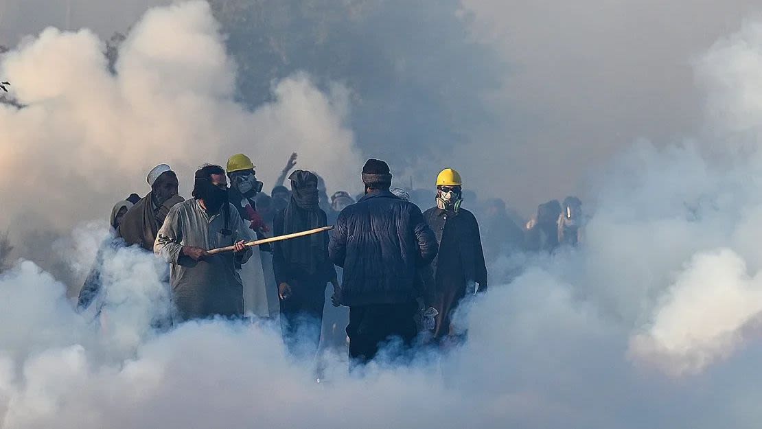 Policías disparan gases lacrimógenos para dispersar a los simpatizantes del partido Pakistan Tehreek-e-Insaf (PTI) durante una protesta para exigir la liberación del ex primer ministro Imran Khan, en Islamabad, el 26 de noviembre.