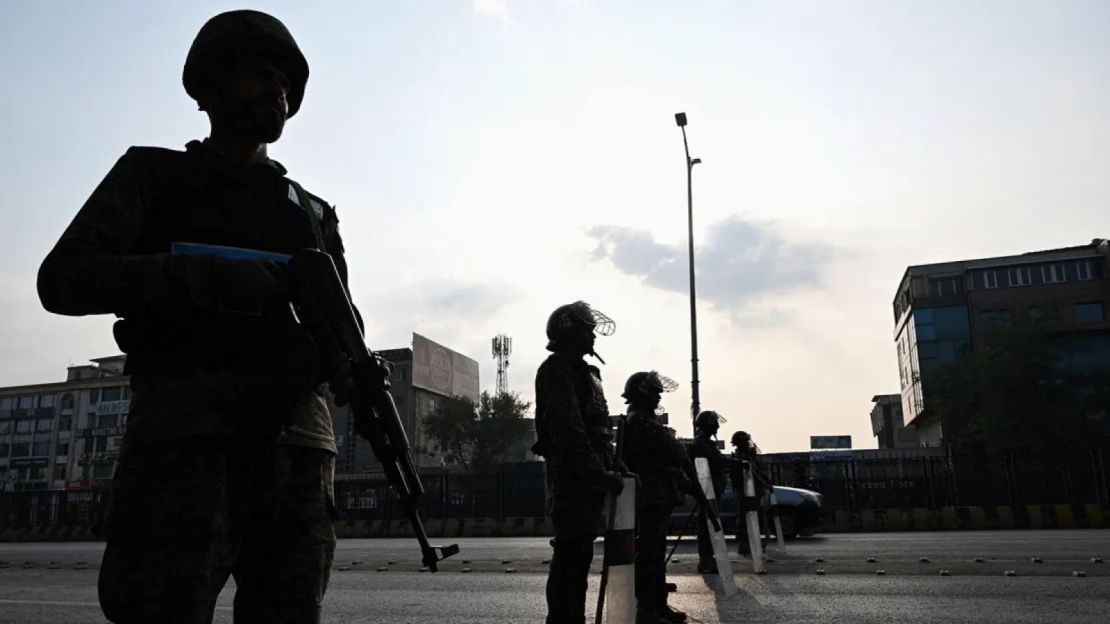 Soldados paramilitares montan guardia en una carretera bloqueada que conduce hacia el área de la Zona Roja antes de una manifestación de protesta del partido Pakistan Tehreek-e-Insaf (PTI), liderado por el encarcelado ex primer ministro Imran Khan, en Islamabad, el 24 de noviembre.