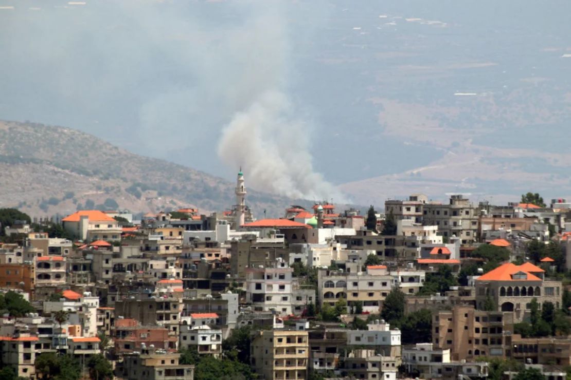 Una foto tomada desde el área de Marjeyoun, en el sur del Líbano, cerca de la frontera con el norte de Israel, muestra columnas de humo elevándose desde una zona atacada por cohetes disparados desde el lado libanés que impactaron en un área de las disputadas granjas de Shebaa el 21 de junio.