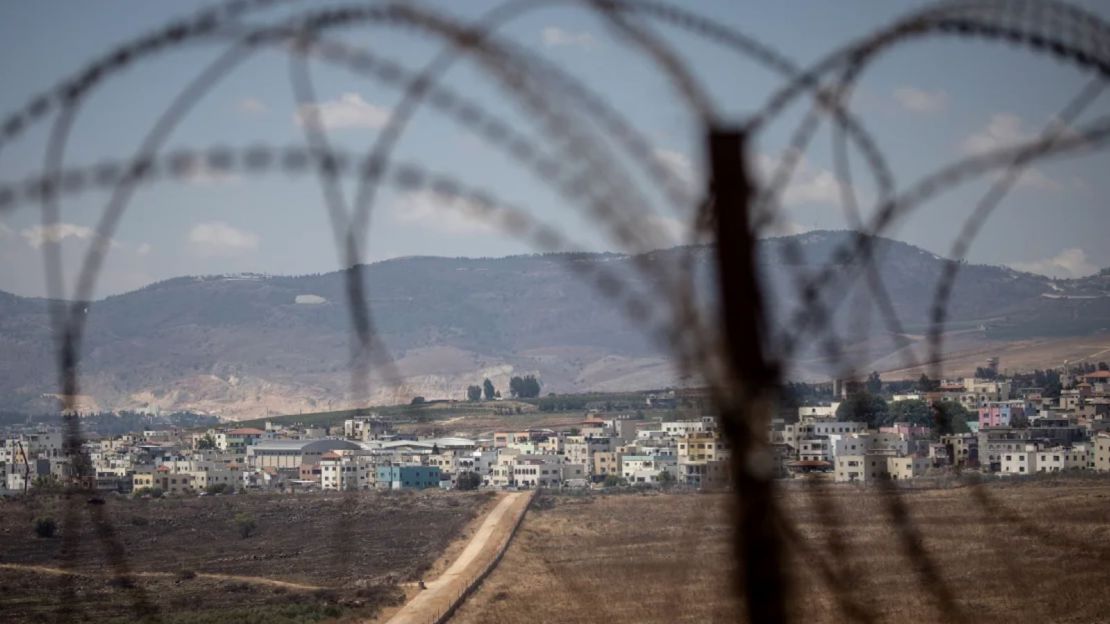 La Línea Azul que divide Israel (a la izquierda) y Líbano (a la derecha) se puede observar al mirar hacia la ciudad fronteriza libanesa de Aadaysit desde una base de la UNIFIL en Kafarkila, Líbano, el 16 de agosto.