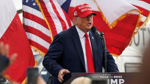 El expresidente Donald Trump visita la frontera sur con el gobernador de Texas, Greg Abbott, en Edinburg, Texas, el 19 de noviembre de 2023.