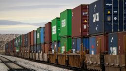 Un tren de carga transporta contenedores de carga en el sector de El Paso, a lo largo de la frontera entre Estados Unidos y México, entre Nuevo México y el estado de Chihuahua, el 9 de diciembre de 2021 en Sunland Park, Nuevo México.