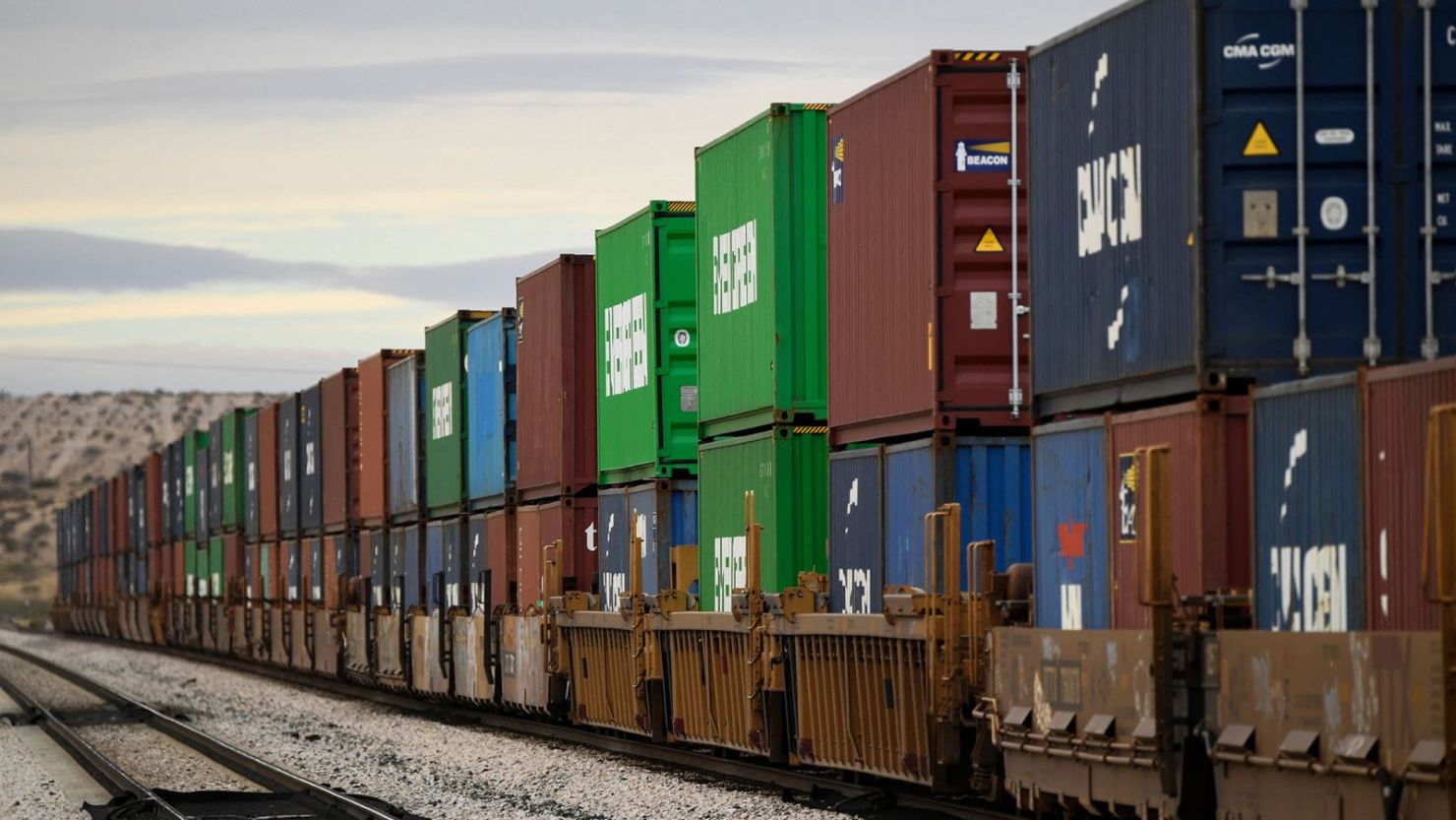 Un tren de carga transporta contenedores de carga en el sector de El Paso, a lo largo de la frontera entre Estados Unidos y México, entre Nuevo México y el estado de Chihuahua, el 9 de diciembre de 2021 en Sunland Park, Nuevo México.