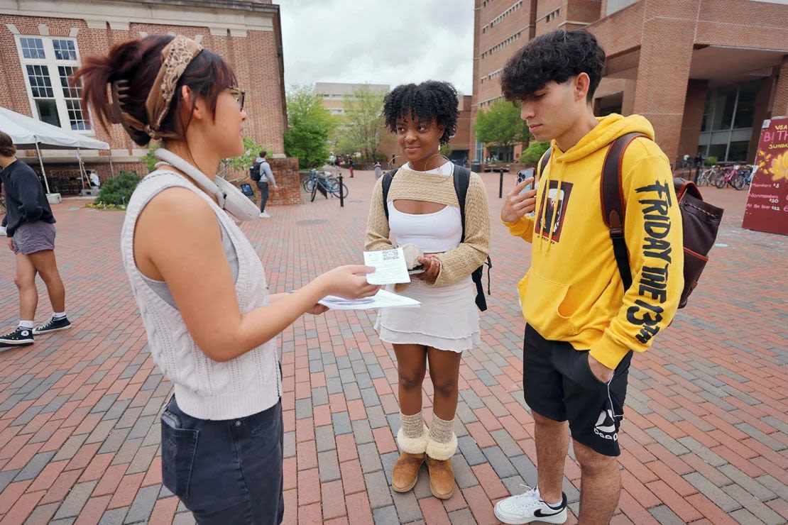 Adela Zhang, de la Coalición de Acción Afirmativa, habla con un grupo diverso de estudiantes sobre las admisiones a las universidades teniendo en cuenta la raza, mientras la Corte Suprema revisaba el tema, en el campus de la Universidad de Carolina del Norte en Chapel Hill, Carolina del Norte, en 2023. Jonathan Drake/Reuters/Archivo