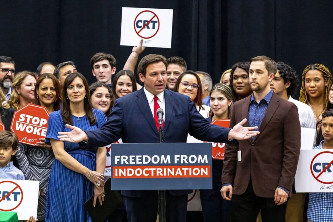 En abril de 2022, el gobernador de Florida, Ron DeSantis, firmó la HB 7, conocida como la ley "Stop WOKE", en Hialeah Gardens. Miami Herald/Miami Herald/TNS/Getty Images/Archivo