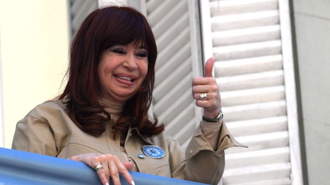 La expresidenta de Argentina Cristina Fernández de Kirchner desde el balcón del Instituto Patria en Buenos Aires el 13 de noviembre de 2024, después de que un tribunal confirmara su condena.