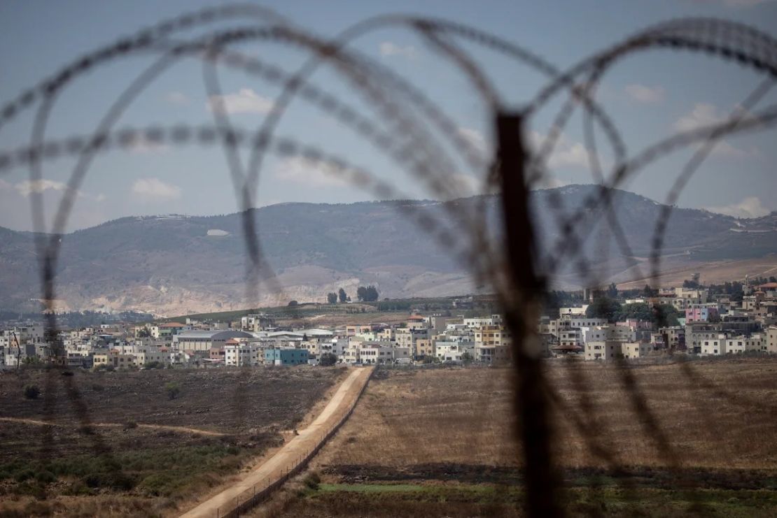 La Línea Azul que divide Israel y el Líbano frente a la ciudad fronteriza libanesa de Aadaysit desde la base de una misión de mantenimiento de la paz de la ONU, el 16 de agosto de 2024. Crédito: Chris McGrath/Getty Images.