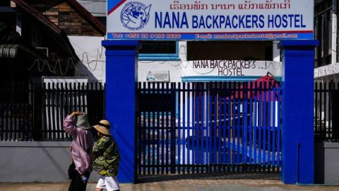 Las personas pasan frente al cerrado Nana Backpackers Hostel en Vang Vieng, Laos, el 23 de noviembre de 2024. Crédito: Anupam Nath/AP