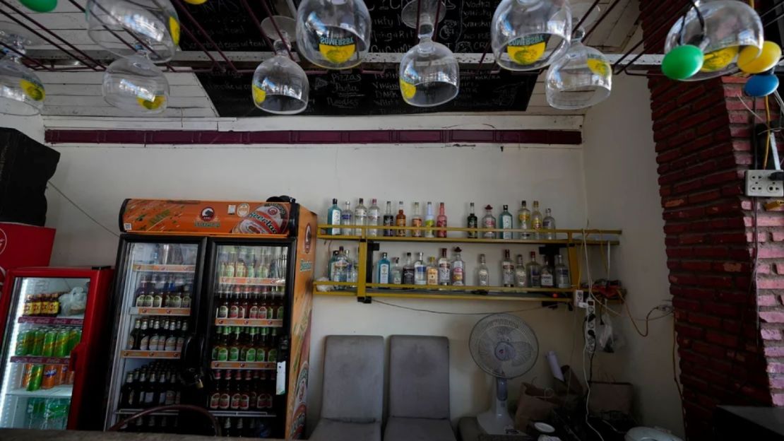 El bar vacío del Nana Backpackers Hostel en Vang Vieng, Laos, el 22 de noviembre de 2024.