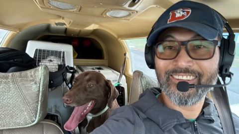 El piloto de “Freedom Flight”, Seuk Kim, aparece con sus compañeros caninos en un vuelo reciente para entregar
perros rescatados de la lista de eutanasia al Refugio de Animales del Condado de Schoharie