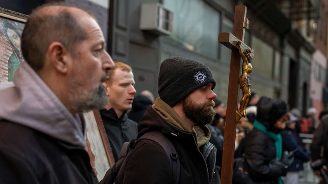 Un monje de los Frailes Franciscanos de la Renovación (izquierda) recita una oración con activistas antiaborto cerca de una clínica de Planned Parenthood el 3 de febrero de 2024 en la ciudad de Nueva York.