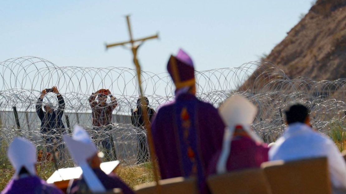 Miembros de la Iglesia católica celebran una misa binacional en memoria de los migrantes que murieron durante su travesía hacia Estados Unidos en la frontera entre México y Estados Unidos, vista desde Ciudad Juárez, México, el 9 de noviembre de 2024.