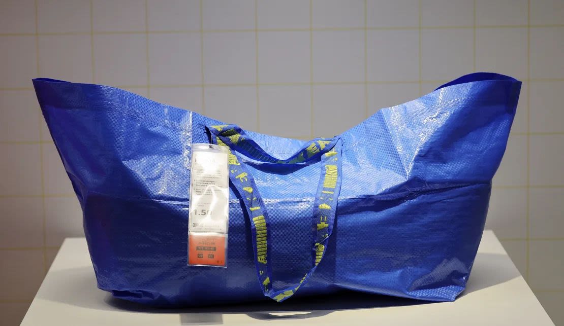 La bolsa Frakta de Ikea exhibida en Munich durante una celebración del 50 aniversario de la marca en Alemania el 17 de octubre de 2024.