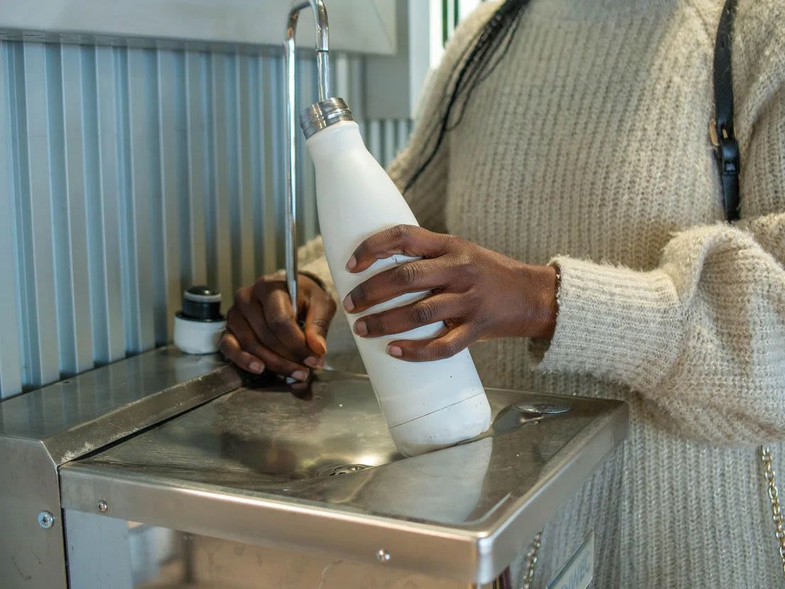 Algunos viajeros se preguntan por qué alguien se molestaría en congelar una botella de agua antes de su vuelo, dado que la mayoría de los aeropuertos ahora tienen puntos de recarga gratuitos.