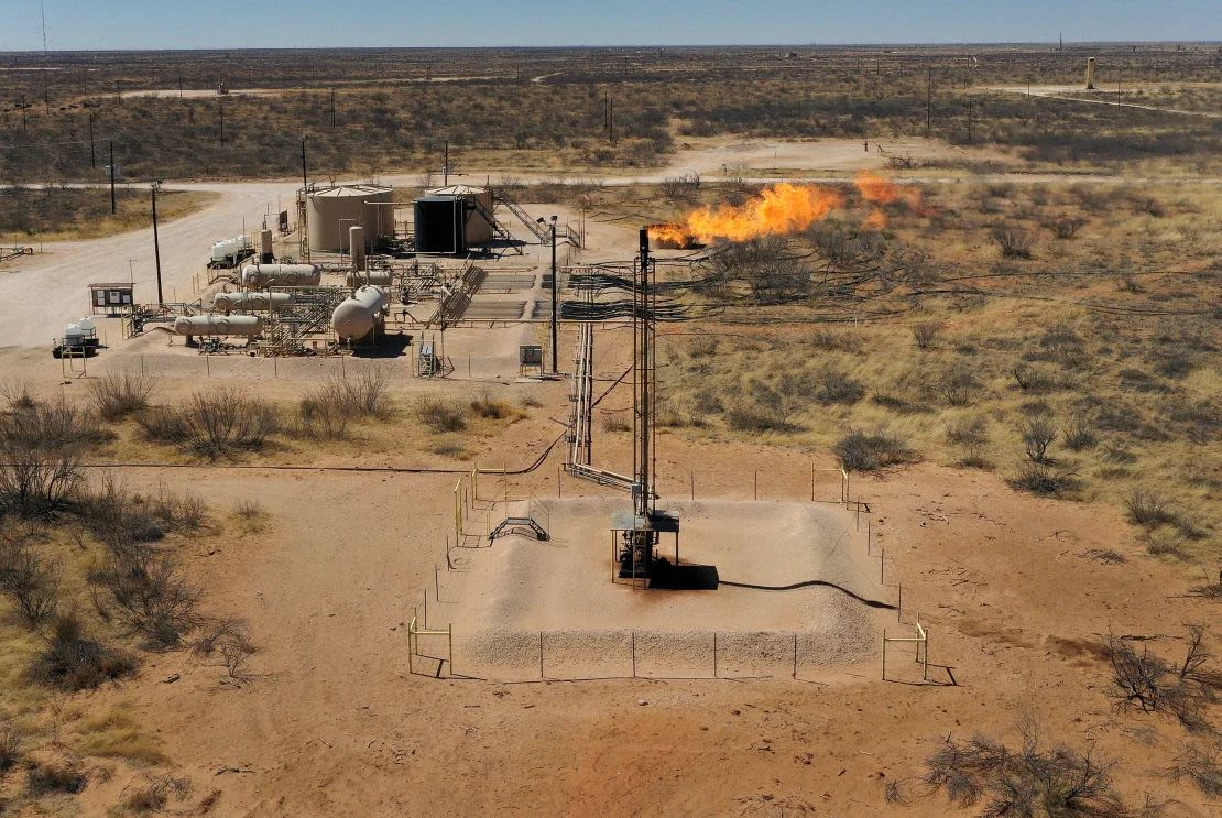 Quema de gas natural en Andrews, Texas, parte de la cuenca Pérmica, en marzo de 2022. (Joe Raedle/Getty Images).