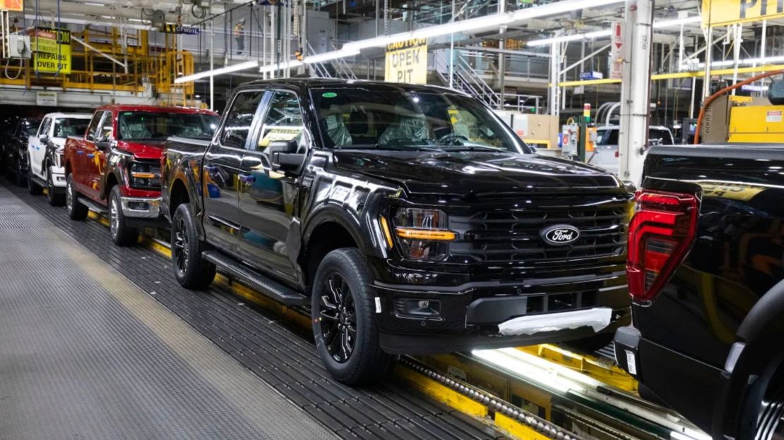 La camioneta Ford F-150 en la línea de ensamblaje en la planta de Ford en Dearborn, Michigan. Aunque la camioneta se ensambla en fábricas de EE.UU., menos de la mitad de sus partes son de fabricación estadounidense.