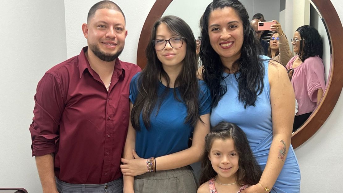 Stanley Babb y Yanil Zúñiga con sus dos hijas Kaitlyn de 13 años y Josephine de 6, después de celebrarse el matrimonio civil en una sala permanente, que desde el primero de octubre tiene el Registro Civil de Costa Rica para estos actos. Crédito: Djenane Villanueva/CNN