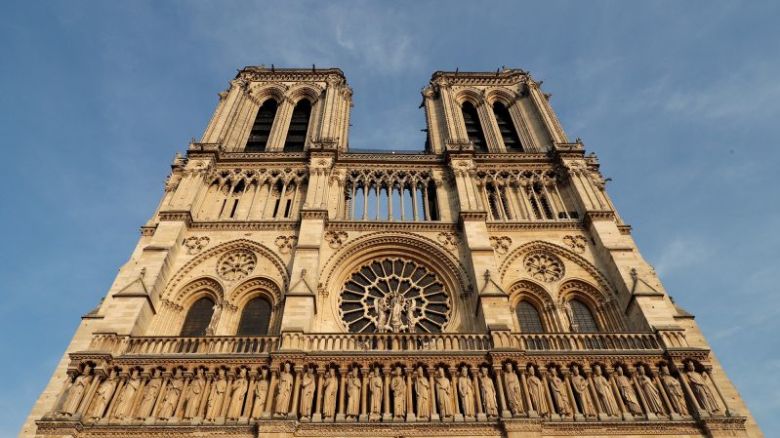 La Catedral de Notre Dame fotografiada en 2017, dos años antes de que un incendio devastara el edificio. La iglesia gótica está programada para reabrir a principios de diciembre tras una extensa restauración.