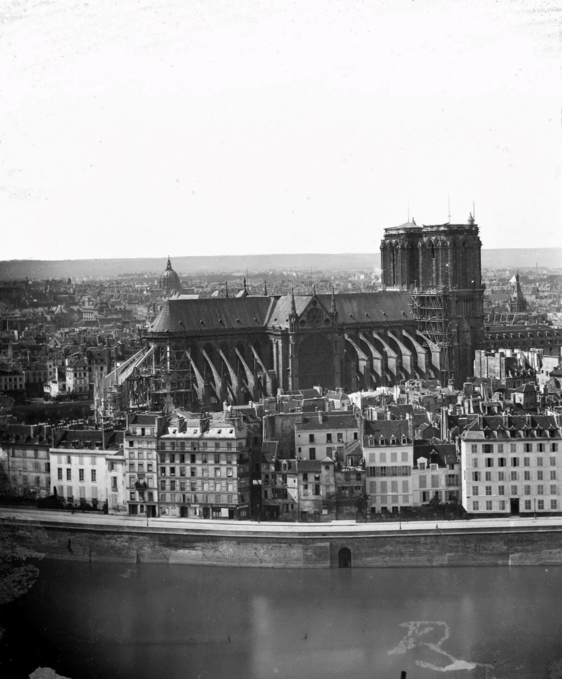 Imagen de 1855 que muestra la catedral sin su aguja, ya que la que colapsó durante el incendio de 2019 fue erigida durante una amplia restauración del siglo XIX.