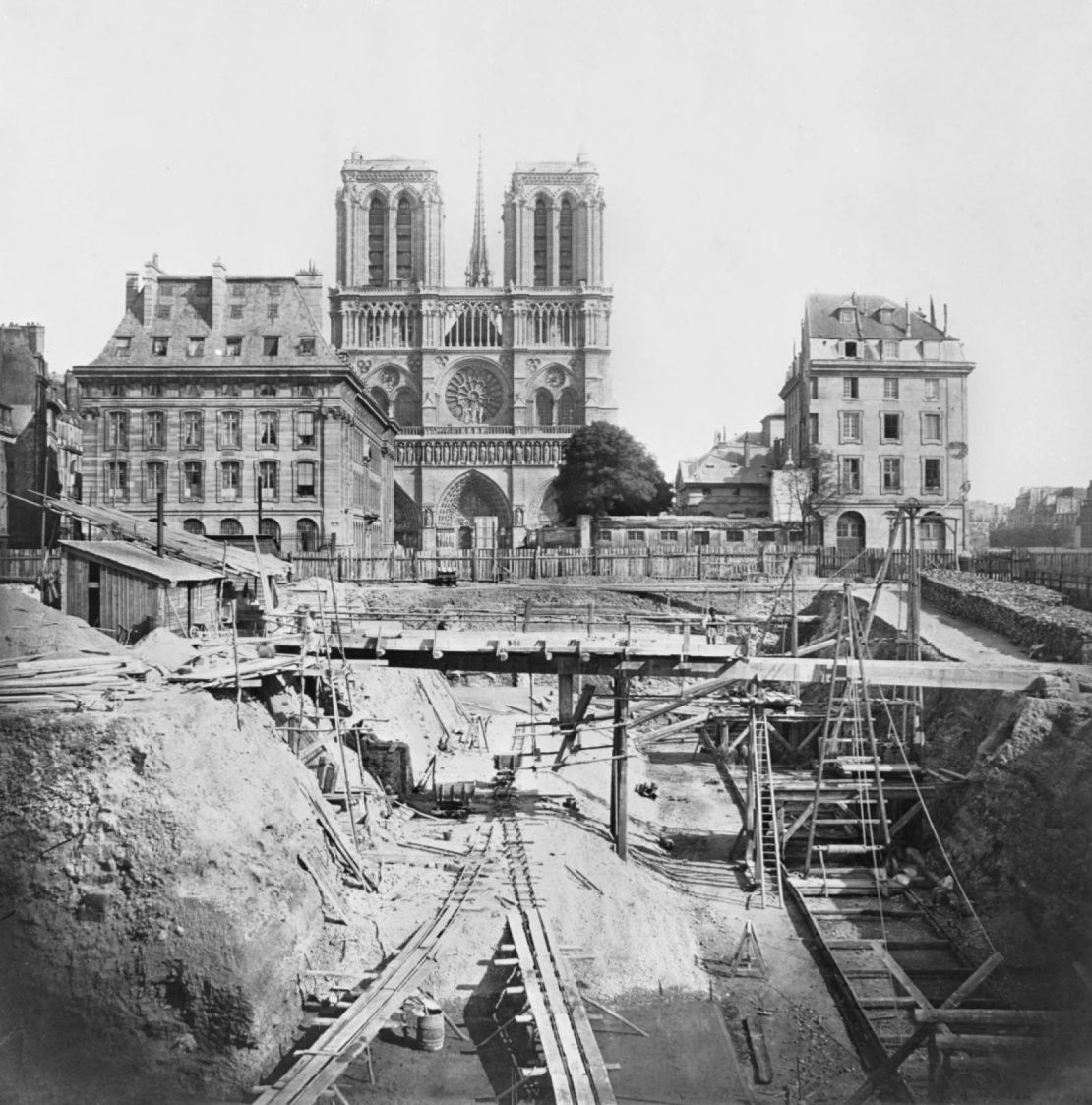 Fotografía de 1864 de Pierre-Ambroise Richebourg que muestra los cimientos colocados en un sitio de construcción cercano a Notre Dame.