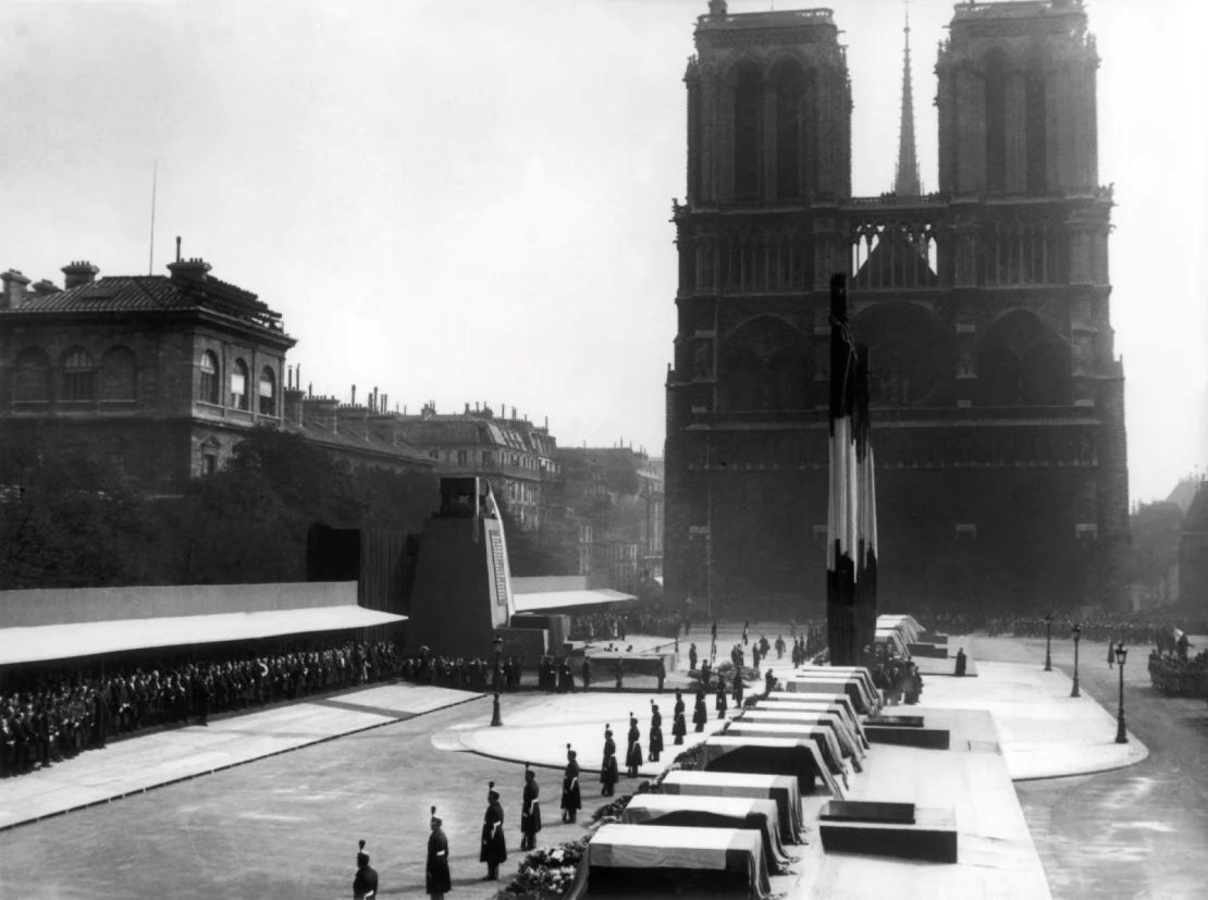 Notre Dame ha servido como escenario no solo para bodas y coronaciones, sino también para eventos solemnes. Esta imagen de 1936 muestra los ataúdes de los marineros fallecidos cuando el barco Pourquoi-Pas naufragó cerca de Islandia.