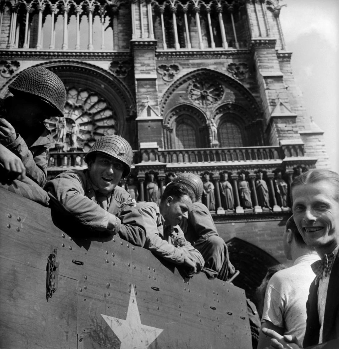 Soldados estadounidenses celebran la liberación de París en 1944 en la plaza junto a Notre Dame.