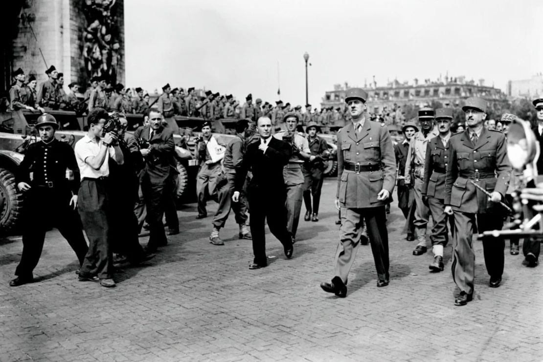 Charles de Gaulle y el general francés Philippe Leclerc se preparan para marchar por los Campos Elíseos hacia Notre Dame tras la liberación de París en agosto de 1944.