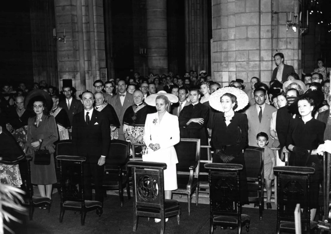 Eva Perón, actriz y esposa del presidente argentino Juan Perón, asiste a misa en Notre Dame en julio de 1947.