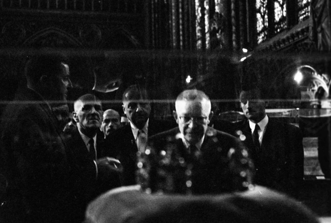 El entonces presidente de los EE. UU. Dwight D. Eisenhower examina un artefacto religioso durante una visita a Notre Dame en mayo de 1960.