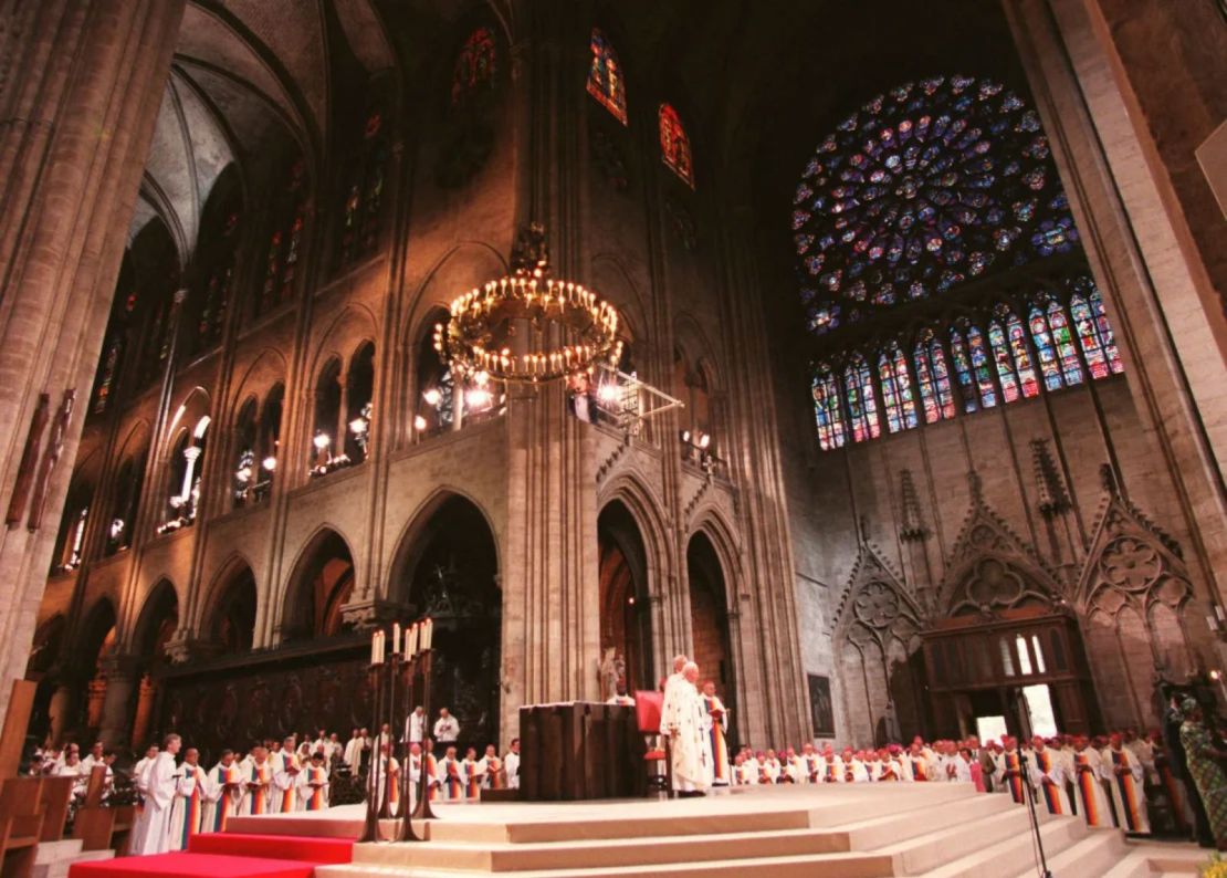 El papa Juan Pablo II asiste a una misa de beatificación en Notre Dame en 1997 para Frédéric Ozanam, un laico francés del siglo XIX que fundó la caridad San Vicente de Paúl.