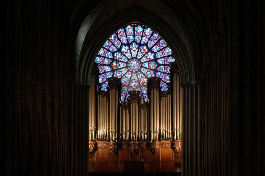 El órgano y una de las famosas ventanas rosadas de Notre Dame, fotografiados en 2004.