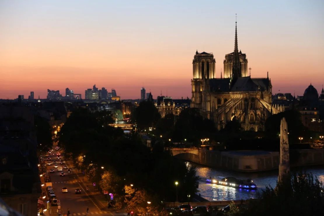 Fotografía de 2015 de Notre Dame al atardecer. En el fondo se ve el distrito comercial La Défense.