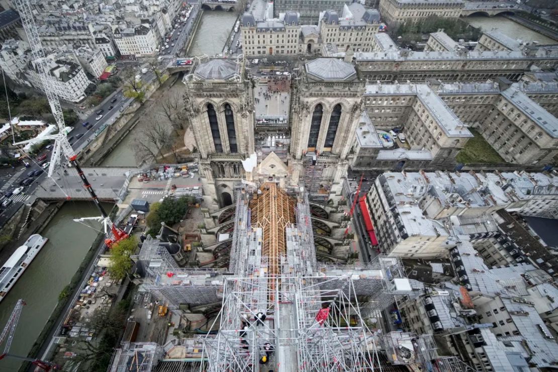 Fotografía tomada desde la cima de la catedral que muestra la estructura durante los trabajos de reconstrucción en diciembre de 2023.