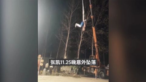 Esta captura de pantalla muestra a Zhang Kai realizando una rutina de seda aérea momentos antes de que la tela se rompiera al soltarse de la grúa.