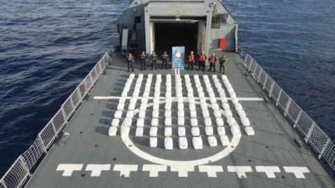 Oficiales de la Armada de Colombia con cocaína incautada en una reciente operación antidrogas.