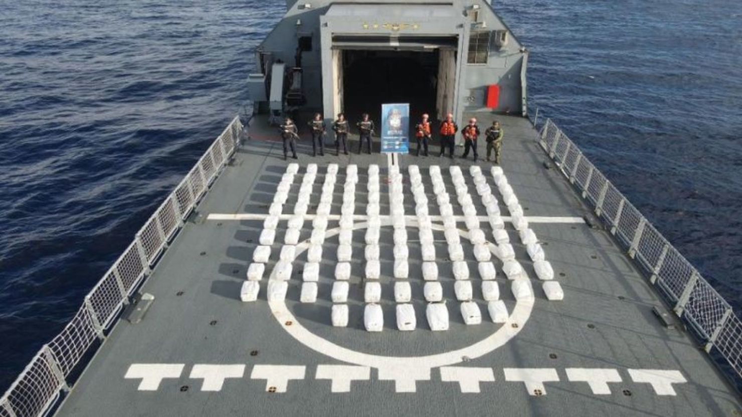 Oficiales de la Armada de Colombia con cocaína incautada en una reciente operación antidrogas.