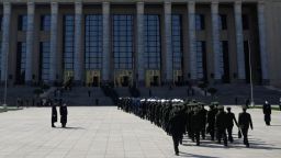Delegados militares llegan a la sesión de clausura del 14º Congreso Nacional del Pueblo en el Gran Salón del Pueblo en Beijing el 11 de marzo de 2024.