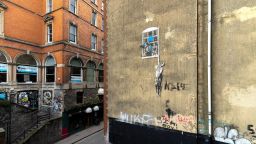 Banksy pintó "Well Hung Lover" en un edificio de Bristol en 2006. (Foto: Adrian Langtry/Shutterstock).