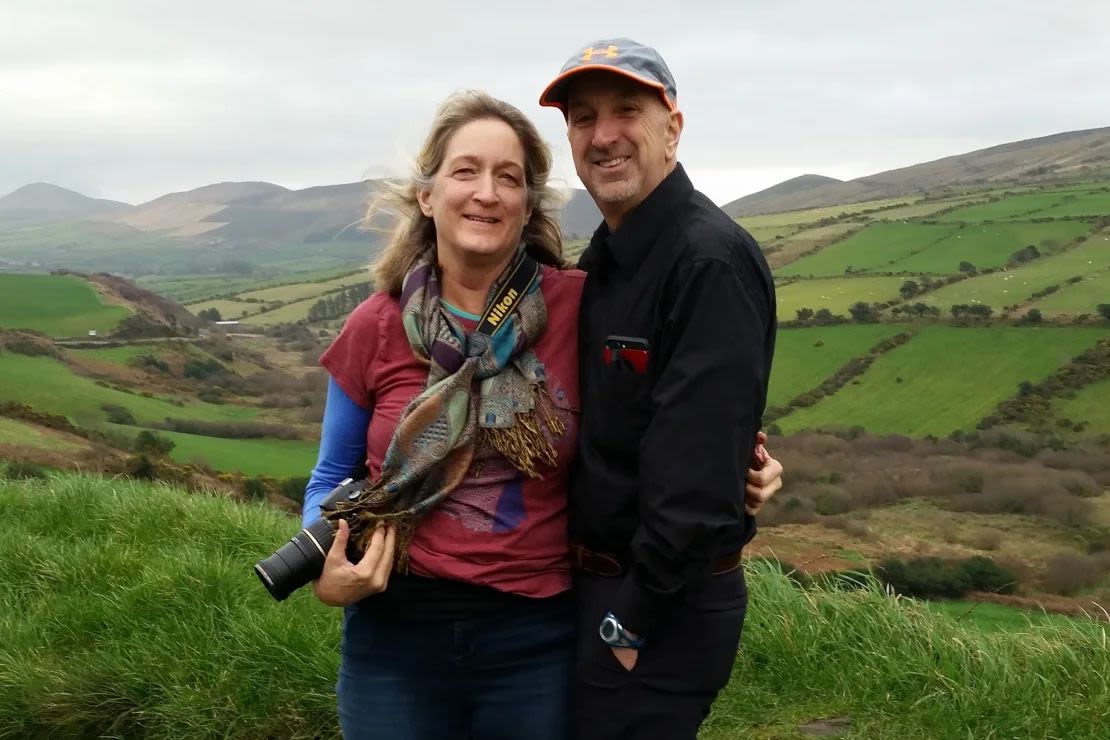 La pareja, fotografiada en Irlanda en 2019, estaba visitando España cuando Mark falleció repentinamente.