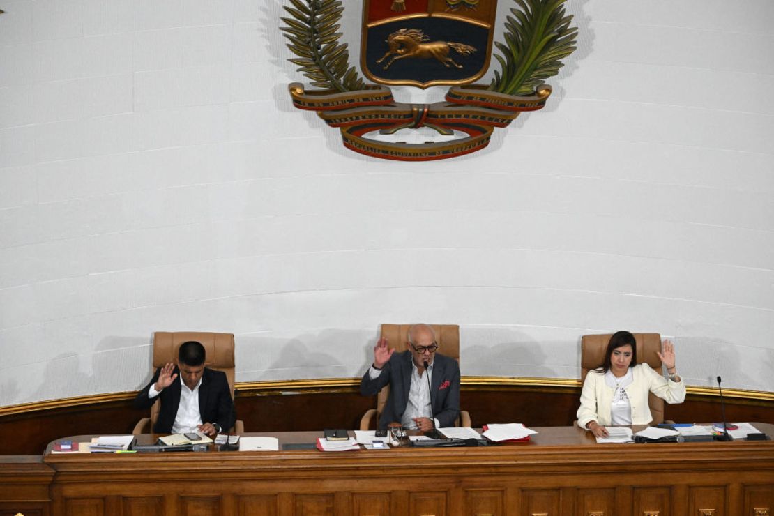 El presidente de la Asamblea Nacional Jorge Rodríguez (C), el primer vicepresidente Pedro Infante (L), y la segunda vicepresidenta América Pérez votan durante una sesión para debatir la ley «Libertador Simón Bolívar» contra el «bloqueo» estadounidense en la Asamblea Nacional en Caracas el 26 de noviembre de 2024.