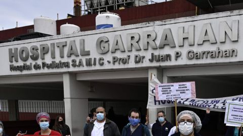 Trrabajadores de la salud del hospital pediátrico Dr. Juan Garrahan protestan exigiendo mejores equipos de protección y salarios en Buenos Aires, Argentina, el 6 de agosto de 2020, en medio de la pandemia de covid-19.