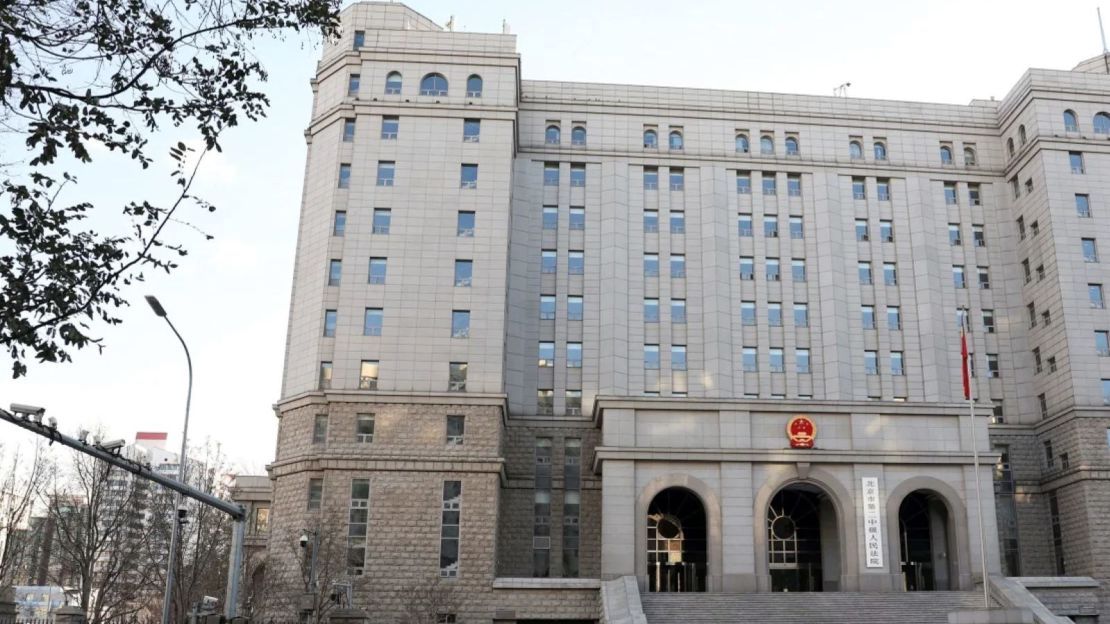 El exterior del Tribunal Popular Intermedio N.º 2 de Beijing, donde el ex periodista chino Dong Yuyu fue condenado tras ser detenido bajo cargos de espionaje, el 29 de noviembre de 2024.