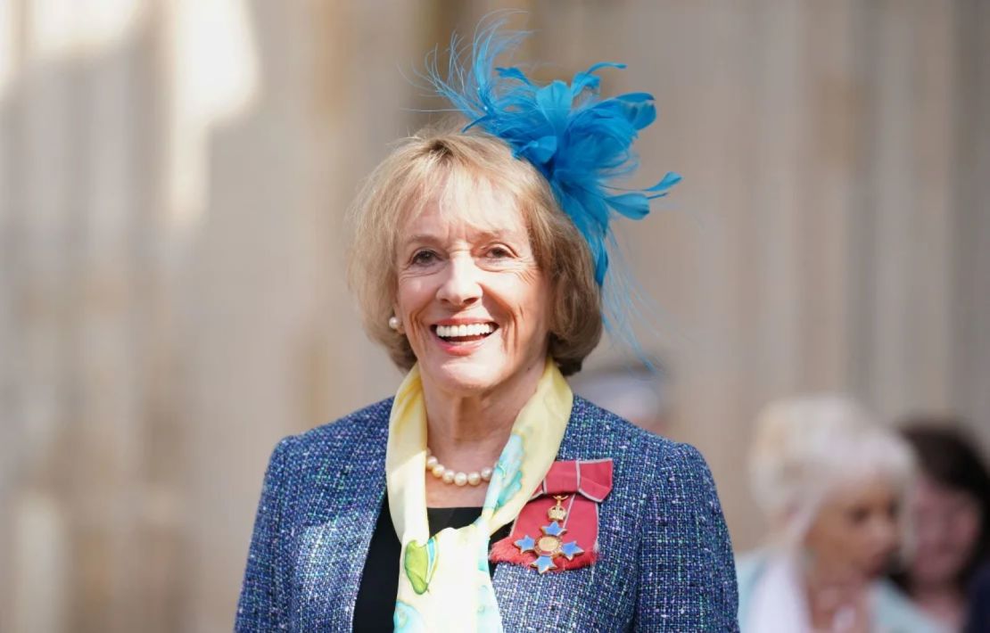 La presentadora Esther Rantzen, quien padece cáncer de pulmón en etapa cuatro, se ha convertido en un símbolo de la campaña.