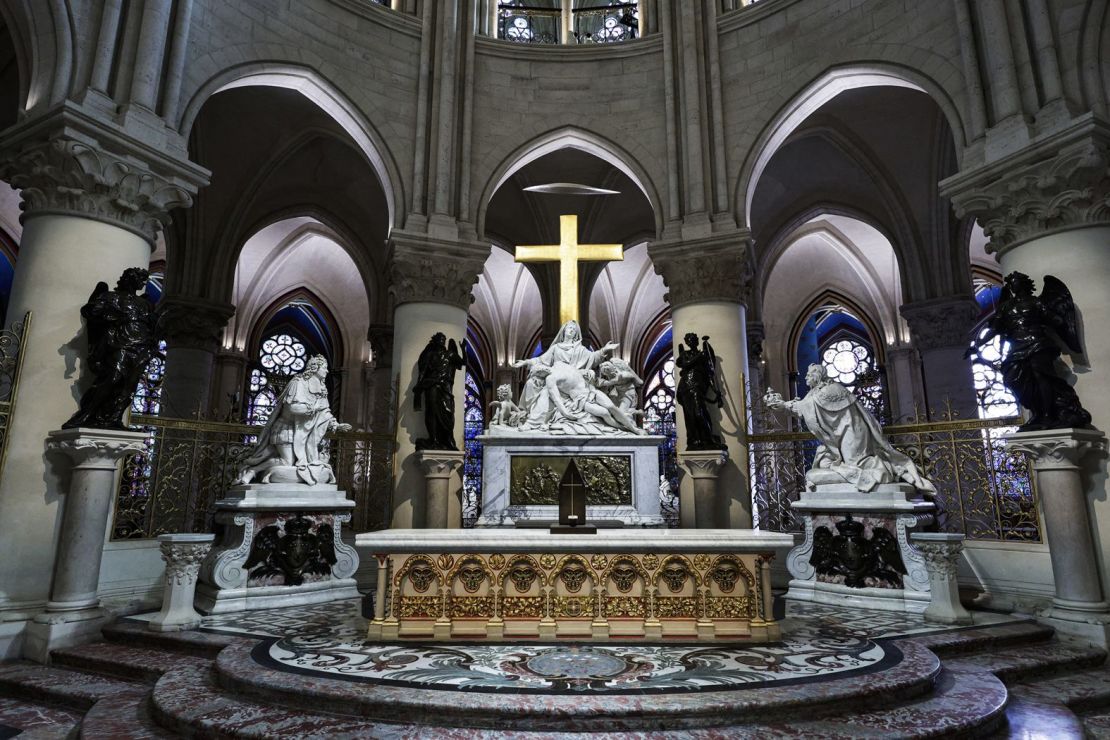 En el altar del arquitecto Viollet-le-Duc y en las estatuas que componen el voto de Luis XIII se ve un tabernáculo de bronce. (Foto: Stéphane de Sakutin/AFP/Getty Images).