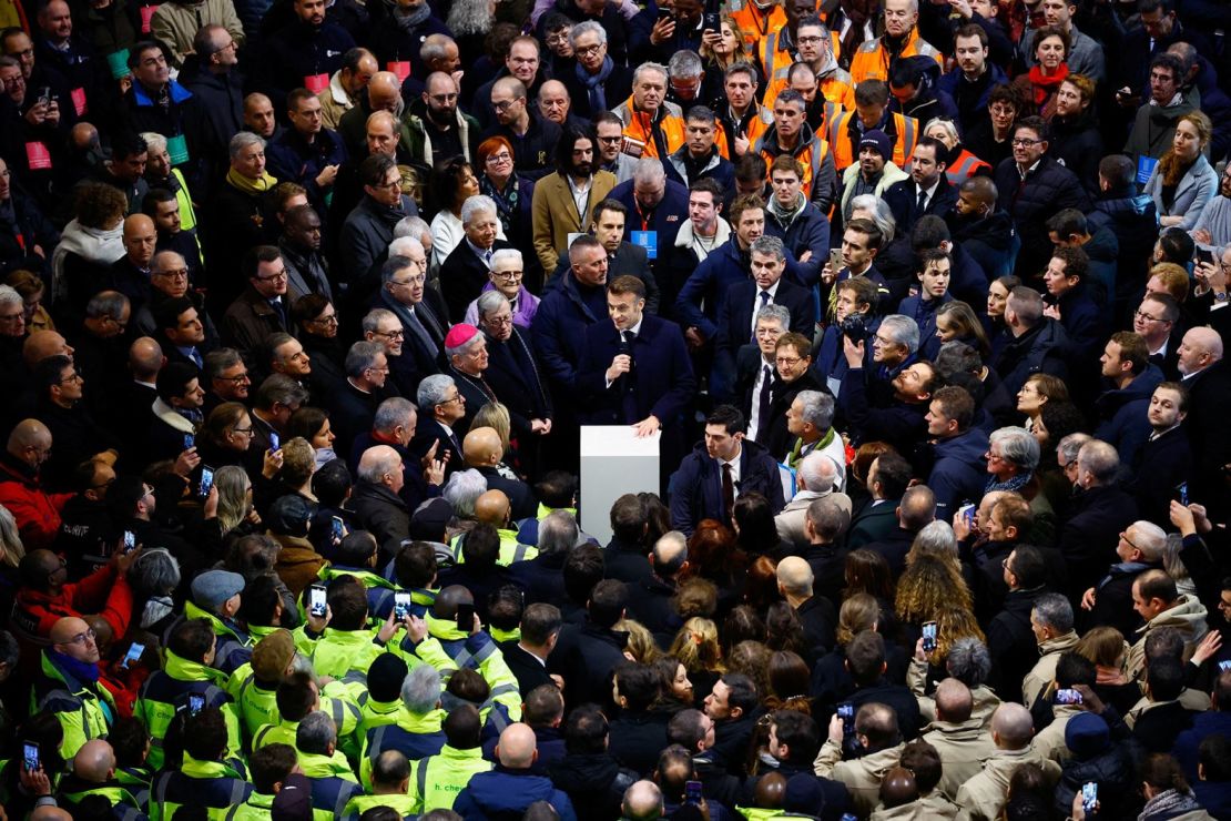 Macron pronuncia un discurso durante la visita a Notre Dame. “Transformaron las cenizas en arte”, dijo a la multitud, que incluía a más de 1.300 personas que trabajaron en la restauración. (Foto: Sarah Meyssonnier/AFP/Getty Images).